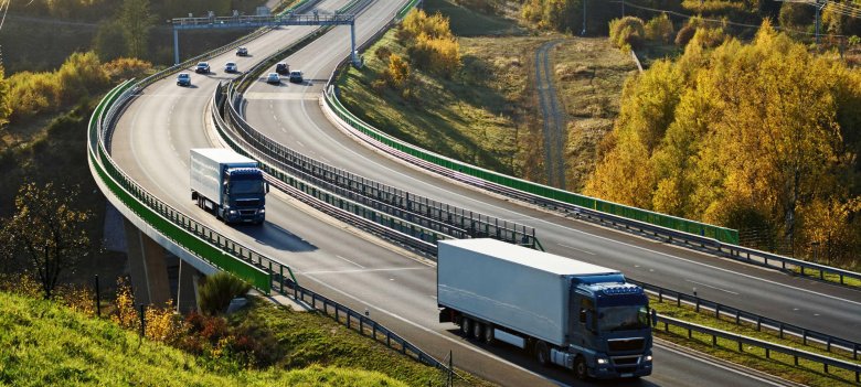 Фура едет по трассе