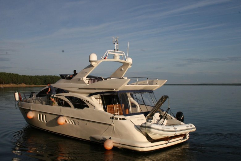 Речная яхта