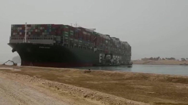Корабль застрял в суэцком канале