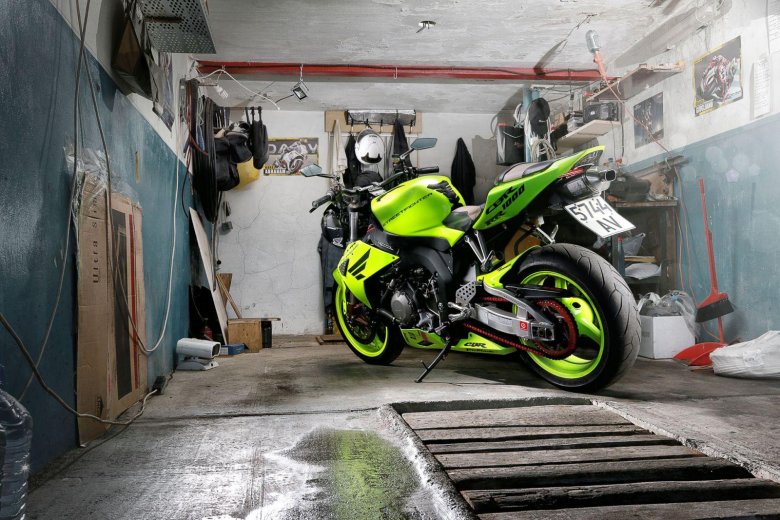 Мотоцикл в гараже