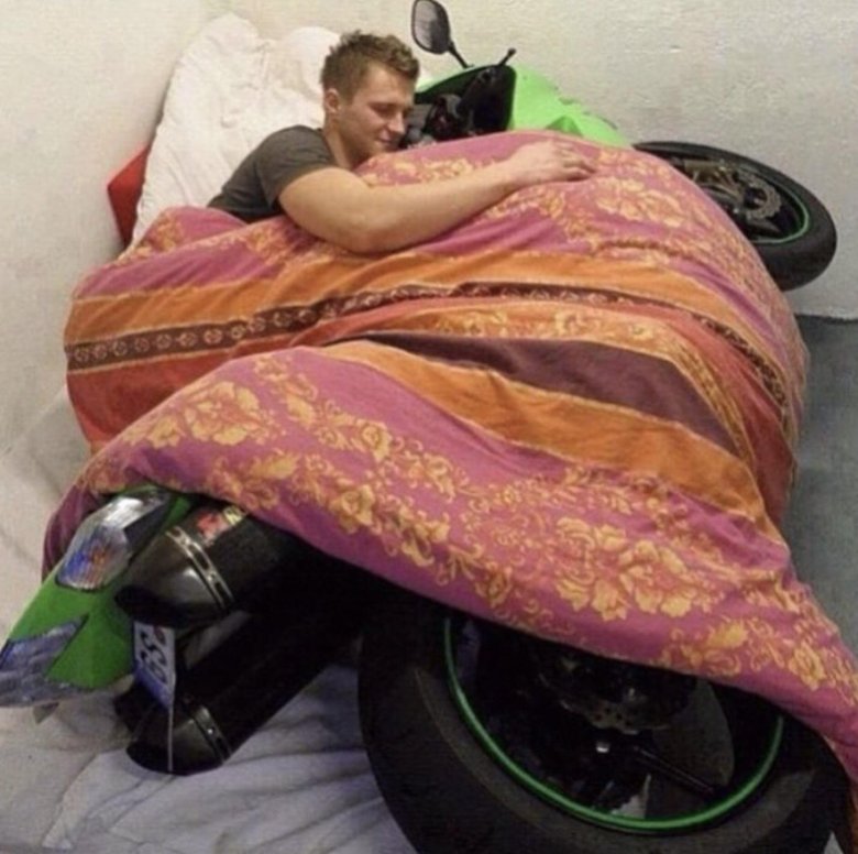 Спит с мотоциклом