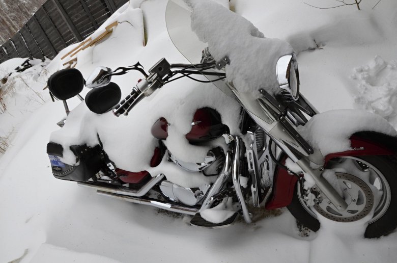 Мотоцикл в снегу