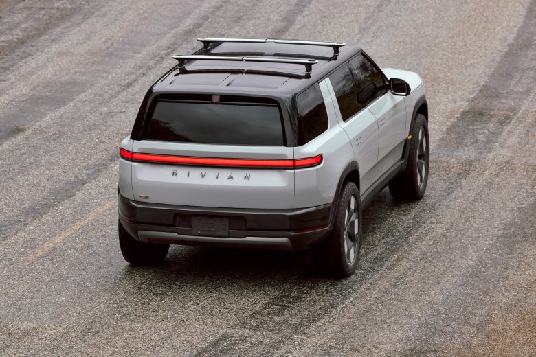 Rivian r1s