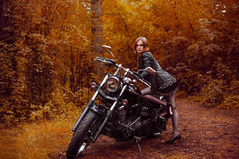 Фотосессия с мопедом осенью