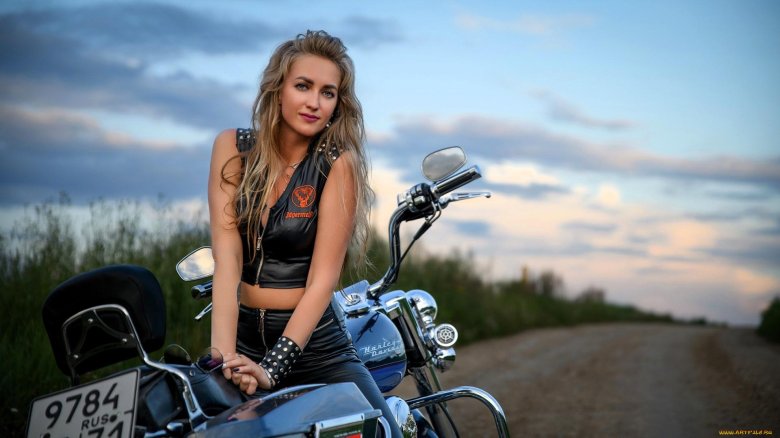 Блондинка на мотоцикле