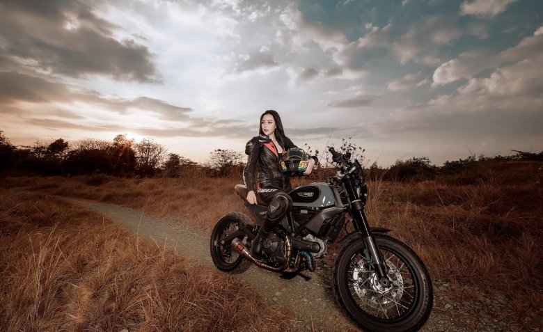 Scrambler ducati девушки