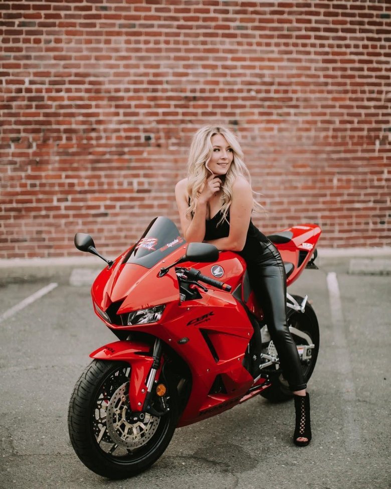 Девушка на красном мотоцикле