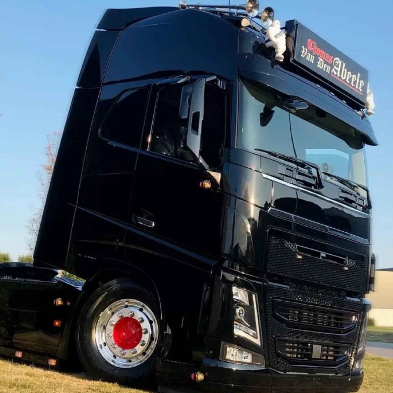 Черная вольво грузовик