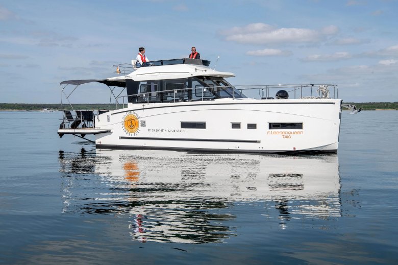 Моторная яхта