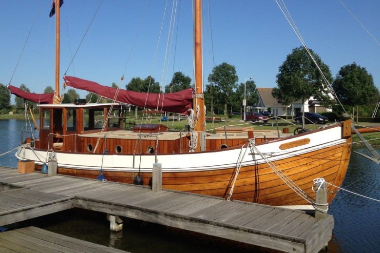 Парусная лодка