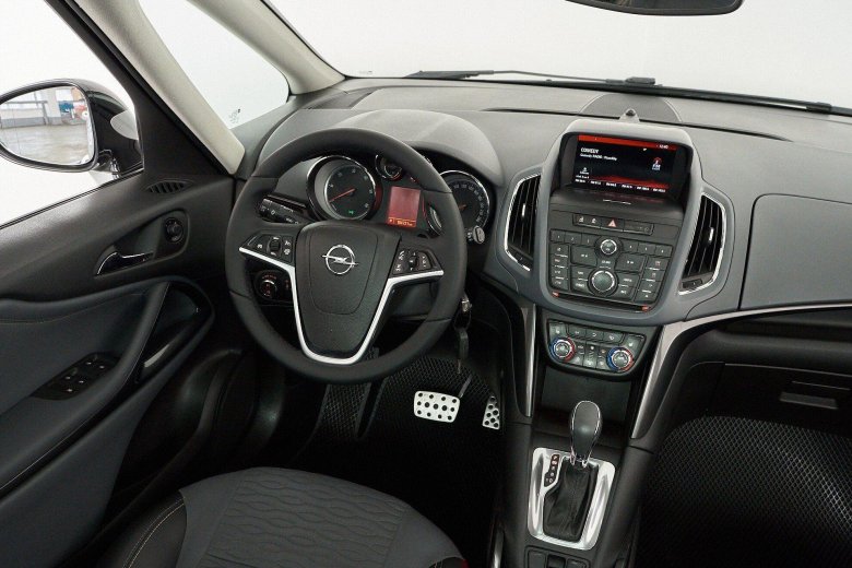 Опель зафира 2015