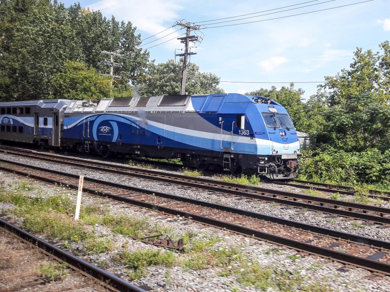Emd gp40-based passenger locomotives