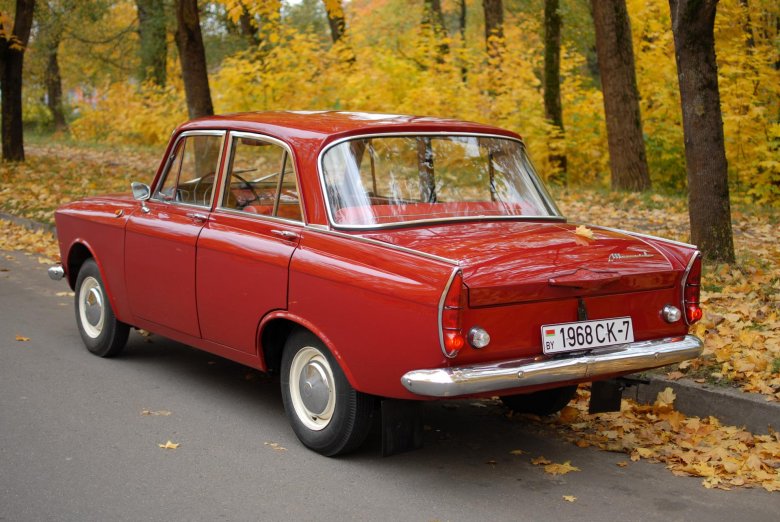 Красный москвич