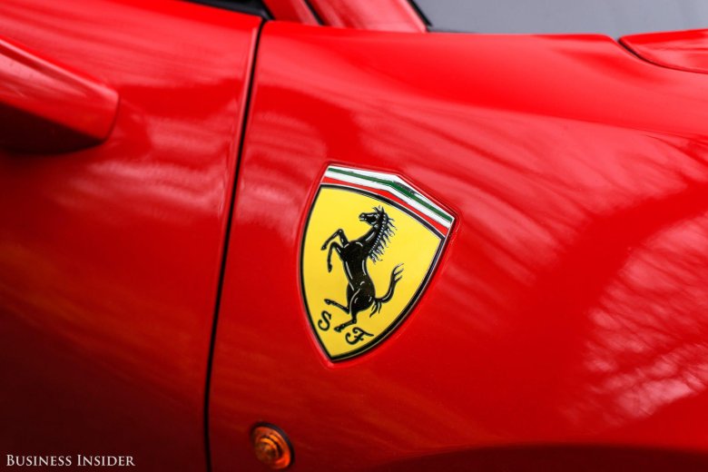 Феррари значок машины