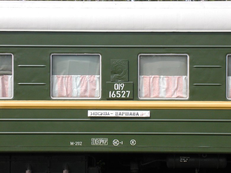 Поезд с пассажирским вагоном ссср