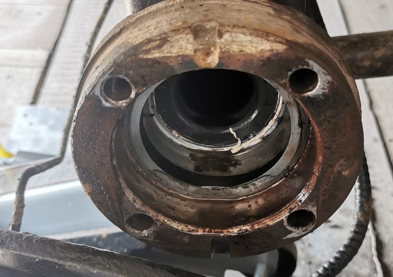 Защита подшипника полуоси нива