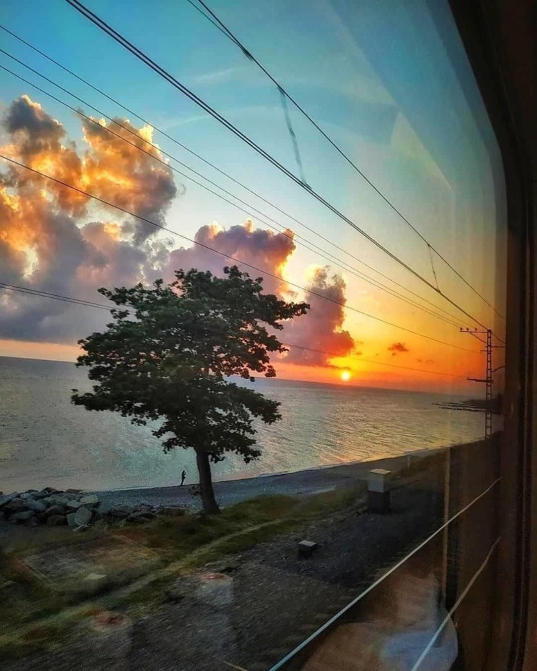 Закат из окна поезда