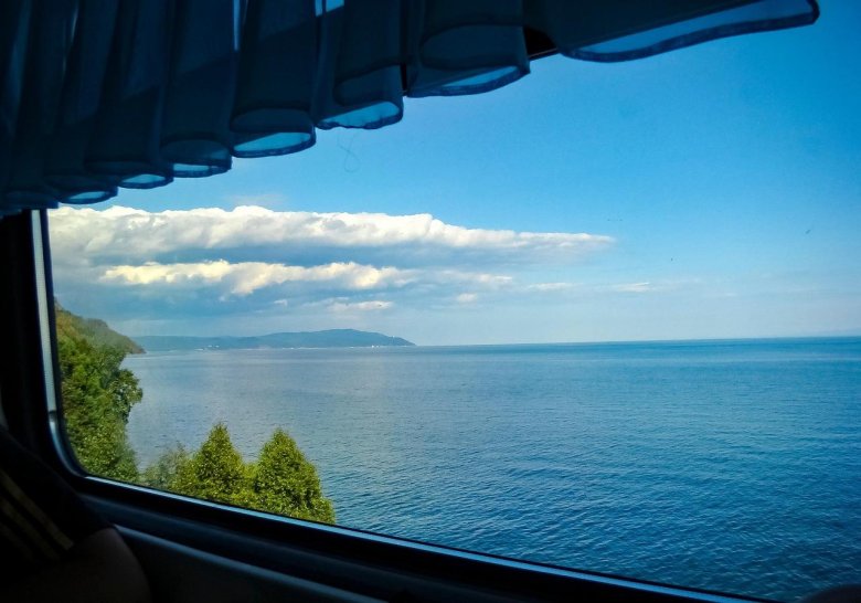 Красивый вид из окна поезда