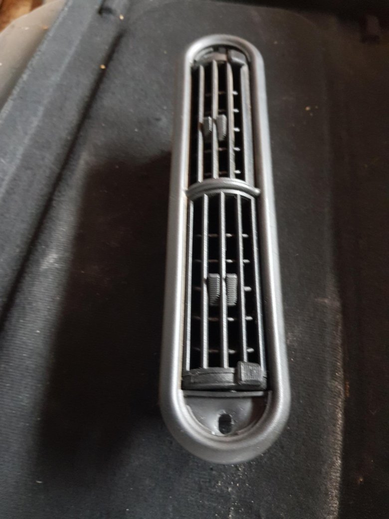 Центральный воздушный дефлектор шевроле нива