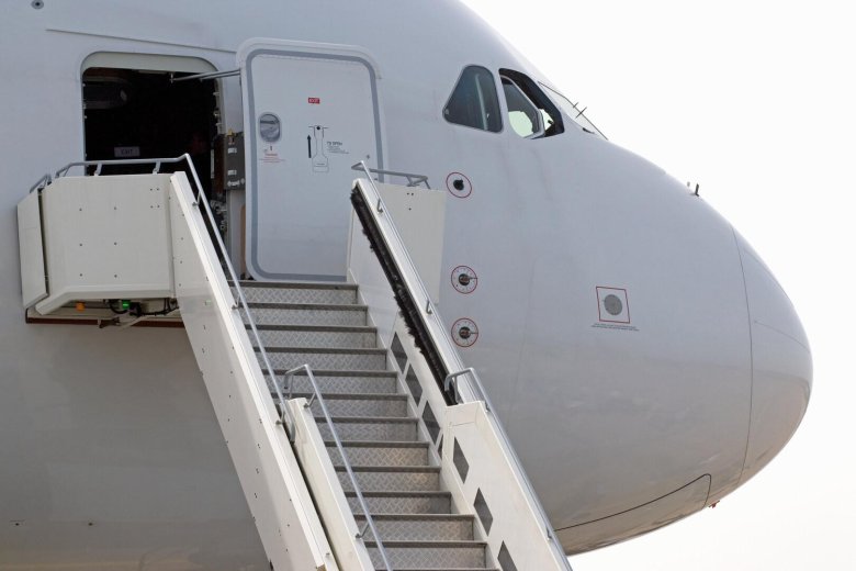 Самолет с лестницей