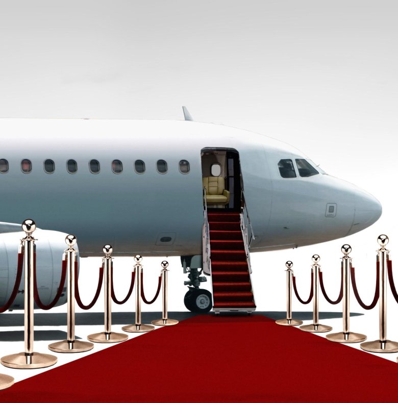 Самолет с красной дорожкой