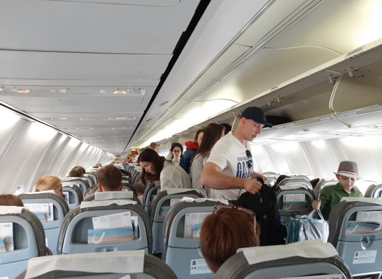 В салоне самолета