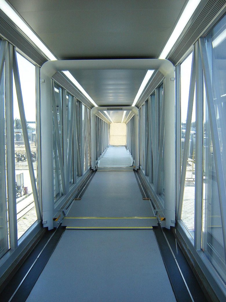 Телескопический трап в аэропорту