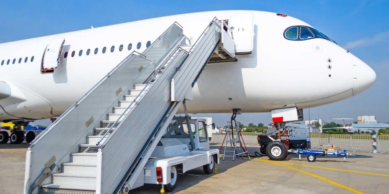 Самолёт снаружи с лестницей