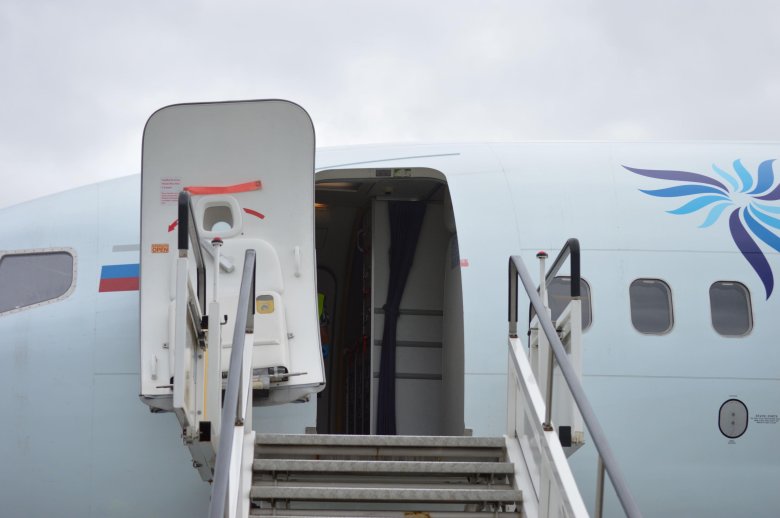 Самолет и аэропорт