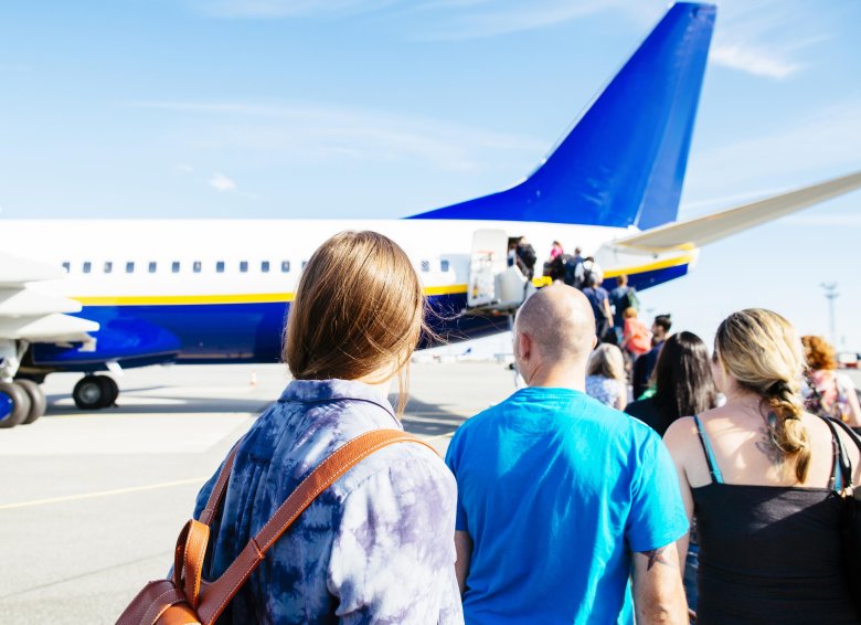 Люди поднимаются в самолет