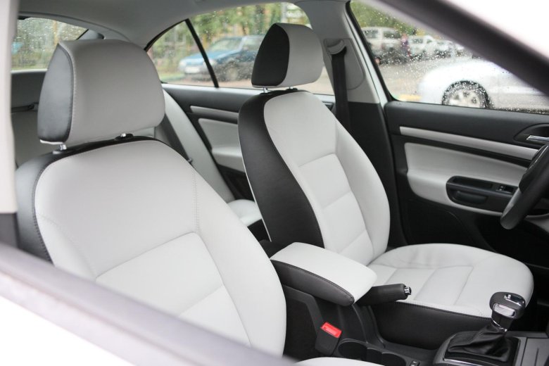 Шкода октавия а5 белый салон