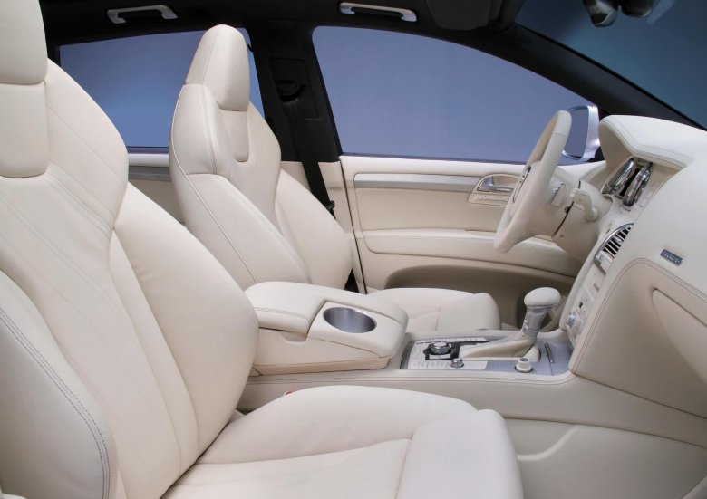 Машина с белым салоном