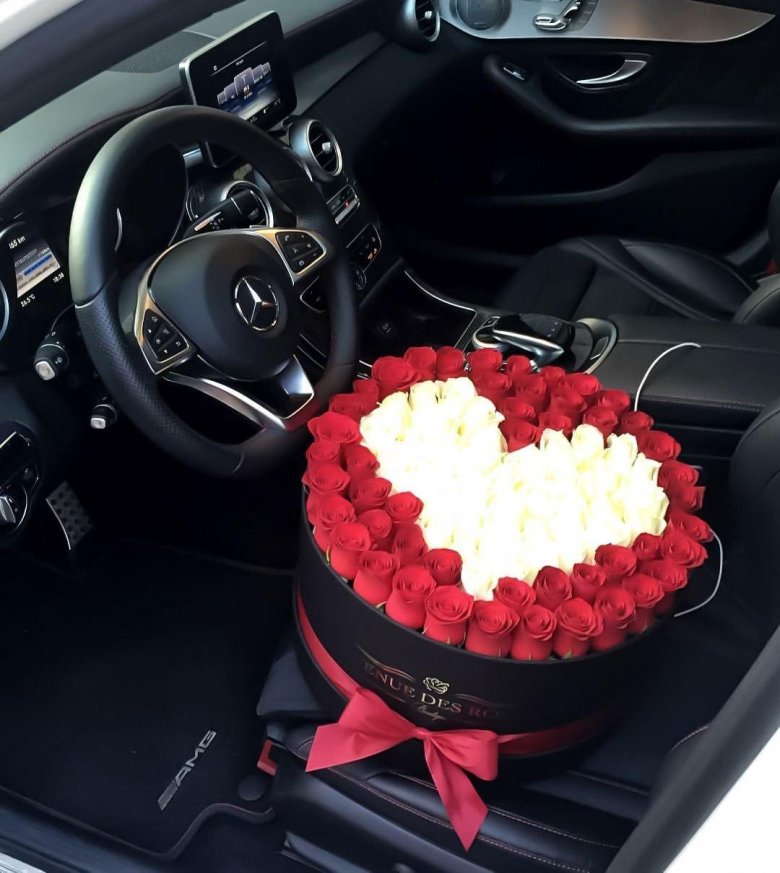 Цветы в салоне машины