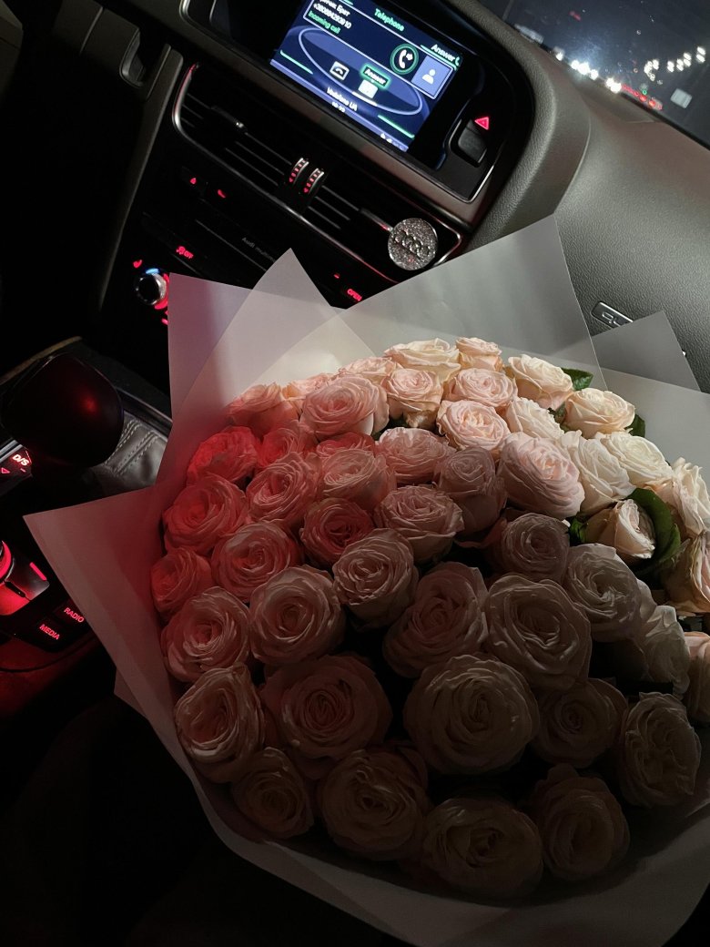 Букет роз в машине
