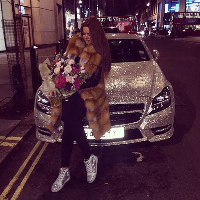 Девушка в мерседесе