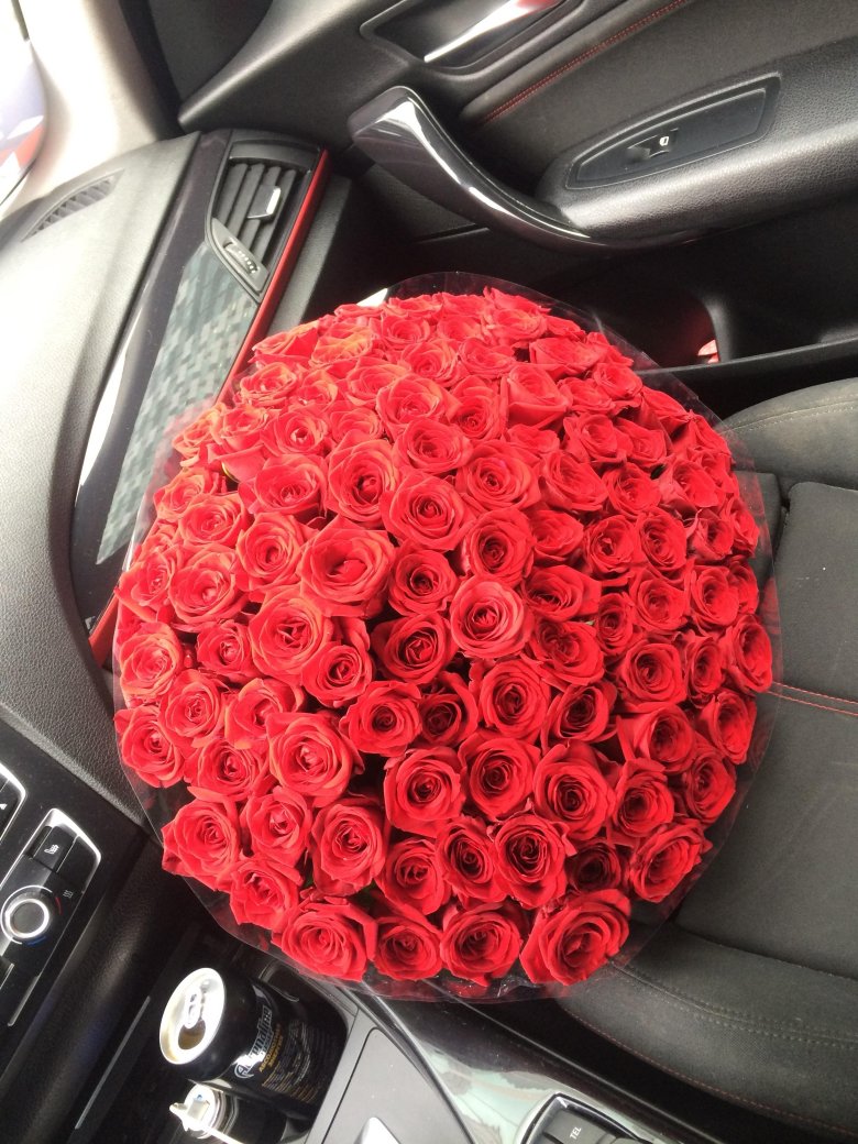 Розы на машине