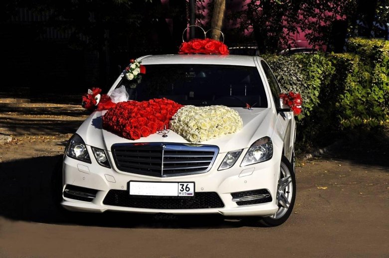 Свадебное украшение на машину