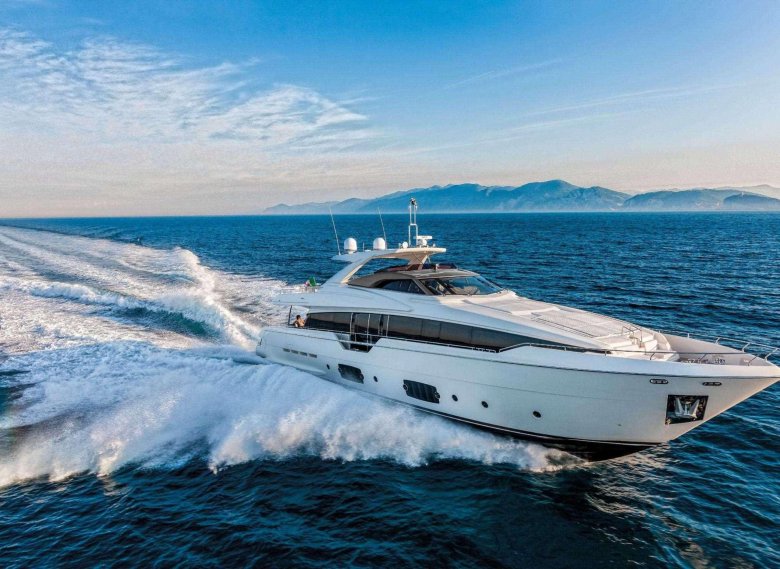Яхта ferretti