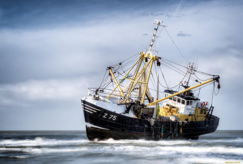 Рыболовецкий траулер \ мыс сенявина\