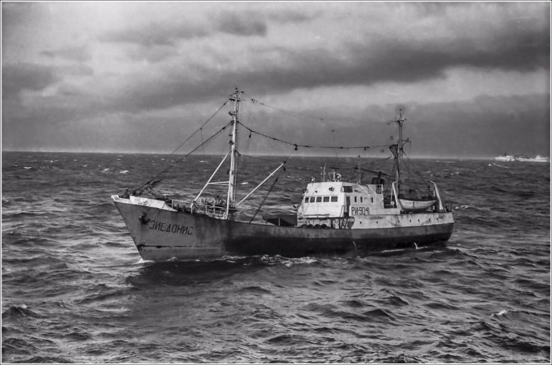 Рыболовецкий траулер \ капитан лобанов\