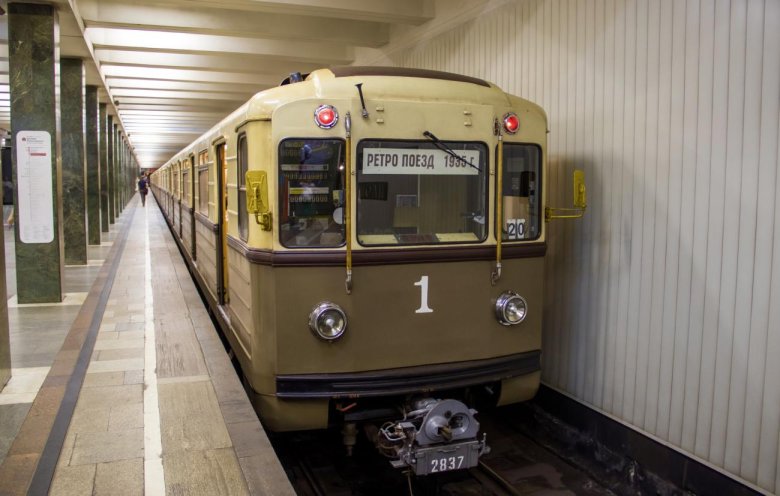 Ретро поезд метро москва