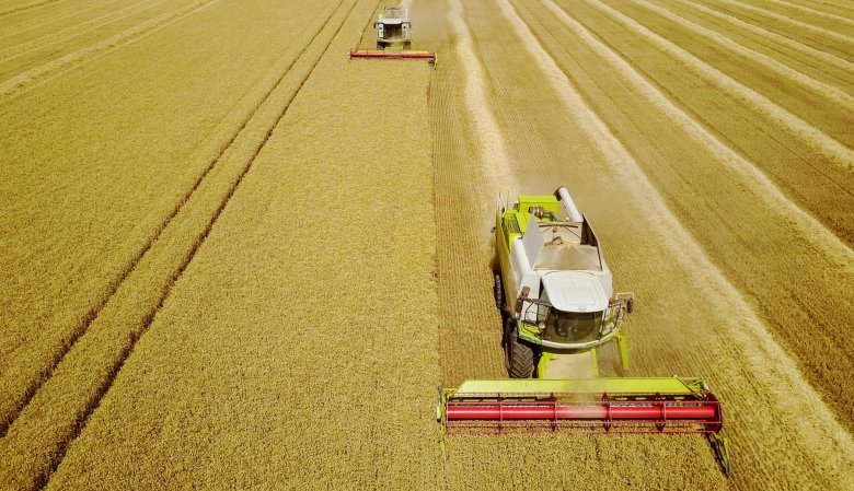 Комбайн в поле