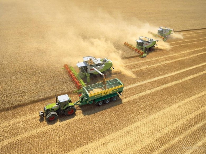 Комбайн в поле