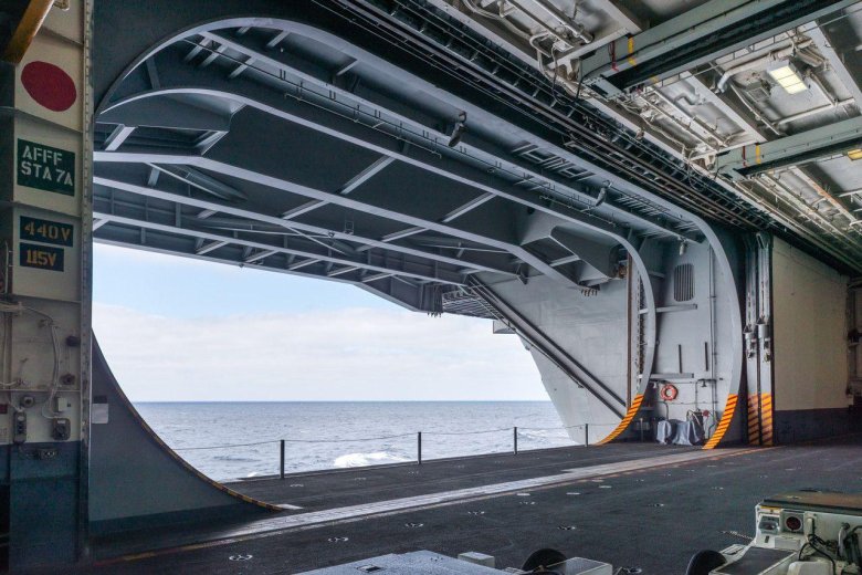 Палуба авианосца