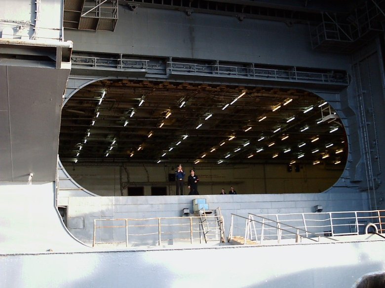 Ангар авианосца нимиц