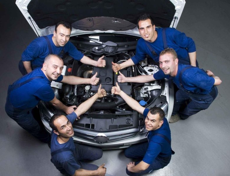 Команда автомехаников