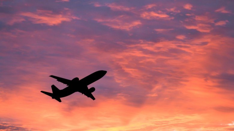 Самолет на закате