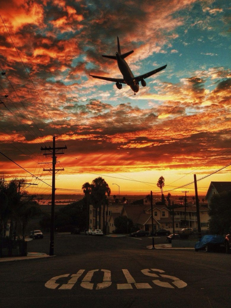 Самолет на фоне заката