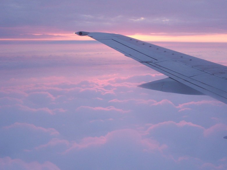 Крыло самолета в небе