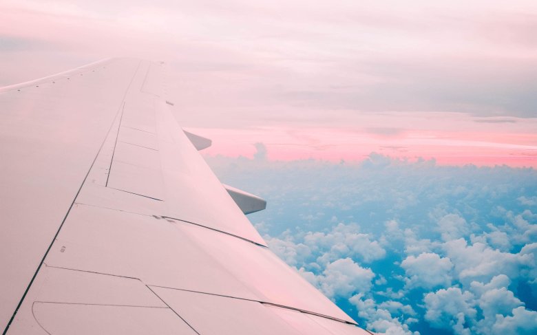 Крыло самолета в небе